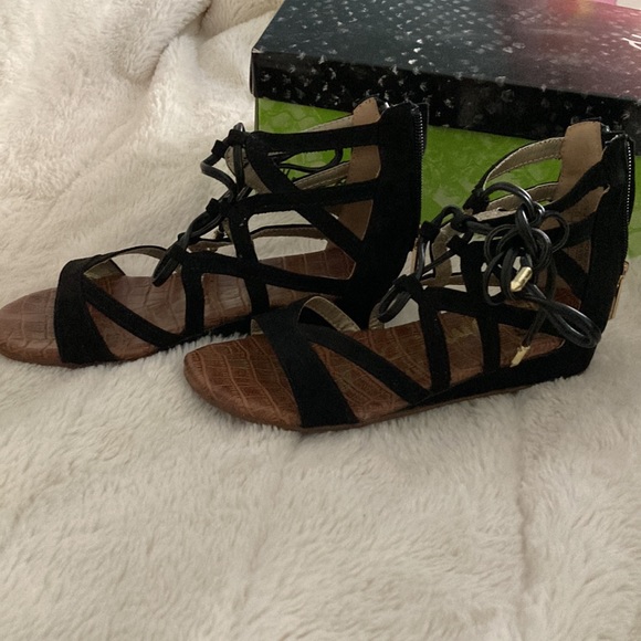 Trendy strappy girls sandals - Picture 3 of 4